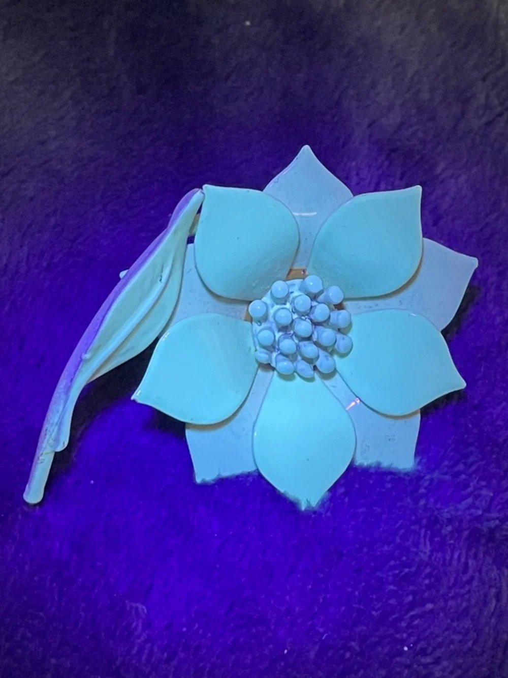 Unusual vintage enamel flower pin pop art flower power celadon